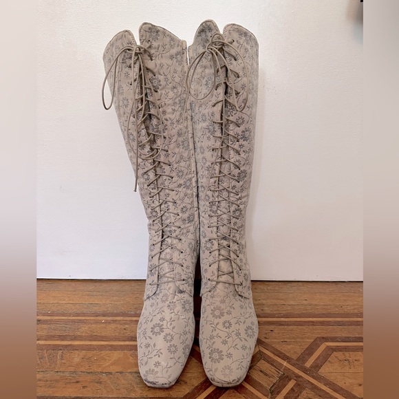 Anna Sui x Emma Hope Ivy Tapestry Lace-Up Boot - Picture 2 of 16